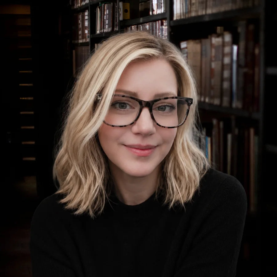 Ellie Sanders author portrait